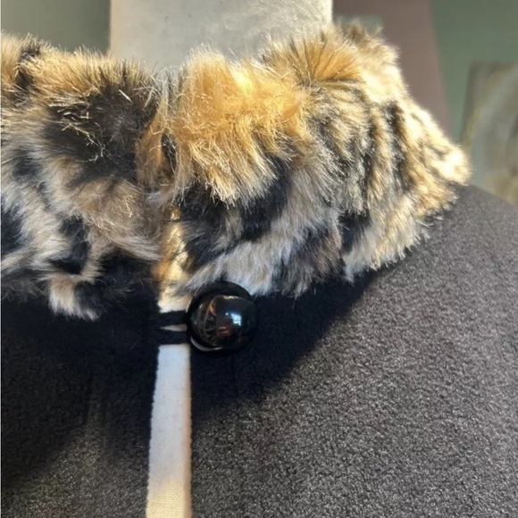 Women's Black Batwing Poncho Cape Leopard Faux Fur Collar Cuffs Size Large - Picture 6 of 6